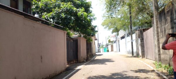 LKR 31 million (1.6 million Per Perch) | 19 Perch Land for SALE with an Old House - Image 8