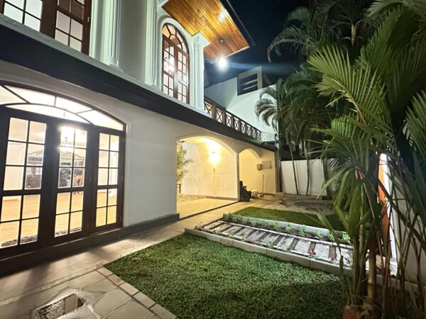 Well maintained Two-Story House for Sale in Colombo 05 - Image 2