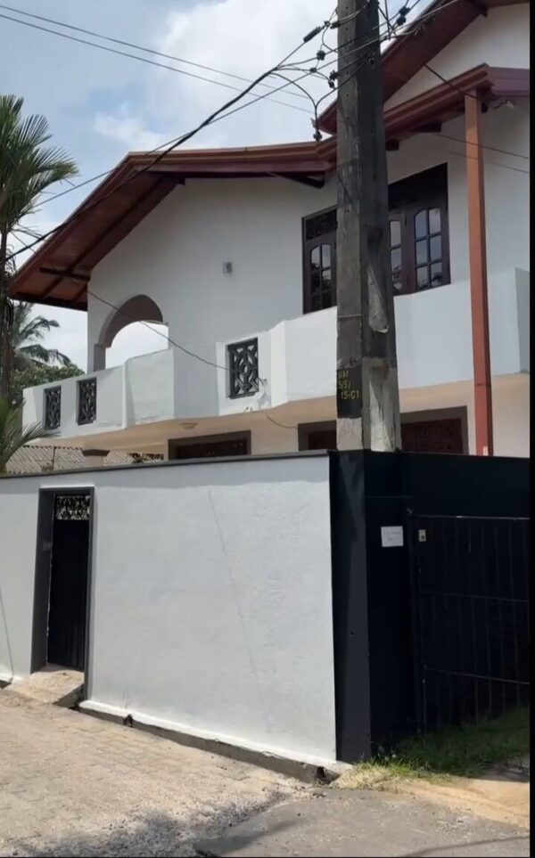 LKR 33 M | House for sale in Boralesgamuwa - Image 2
