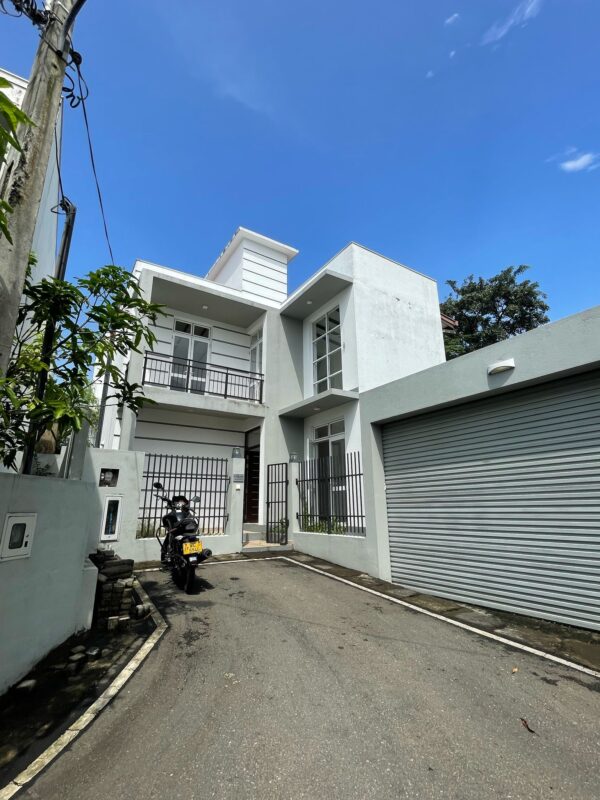 Stunning 3-Bedroom Villa for Sale in the Heart of Kottawa - Image 7