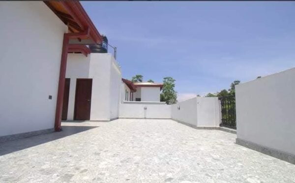 Modern House for sale in Piliyandala - Image 9