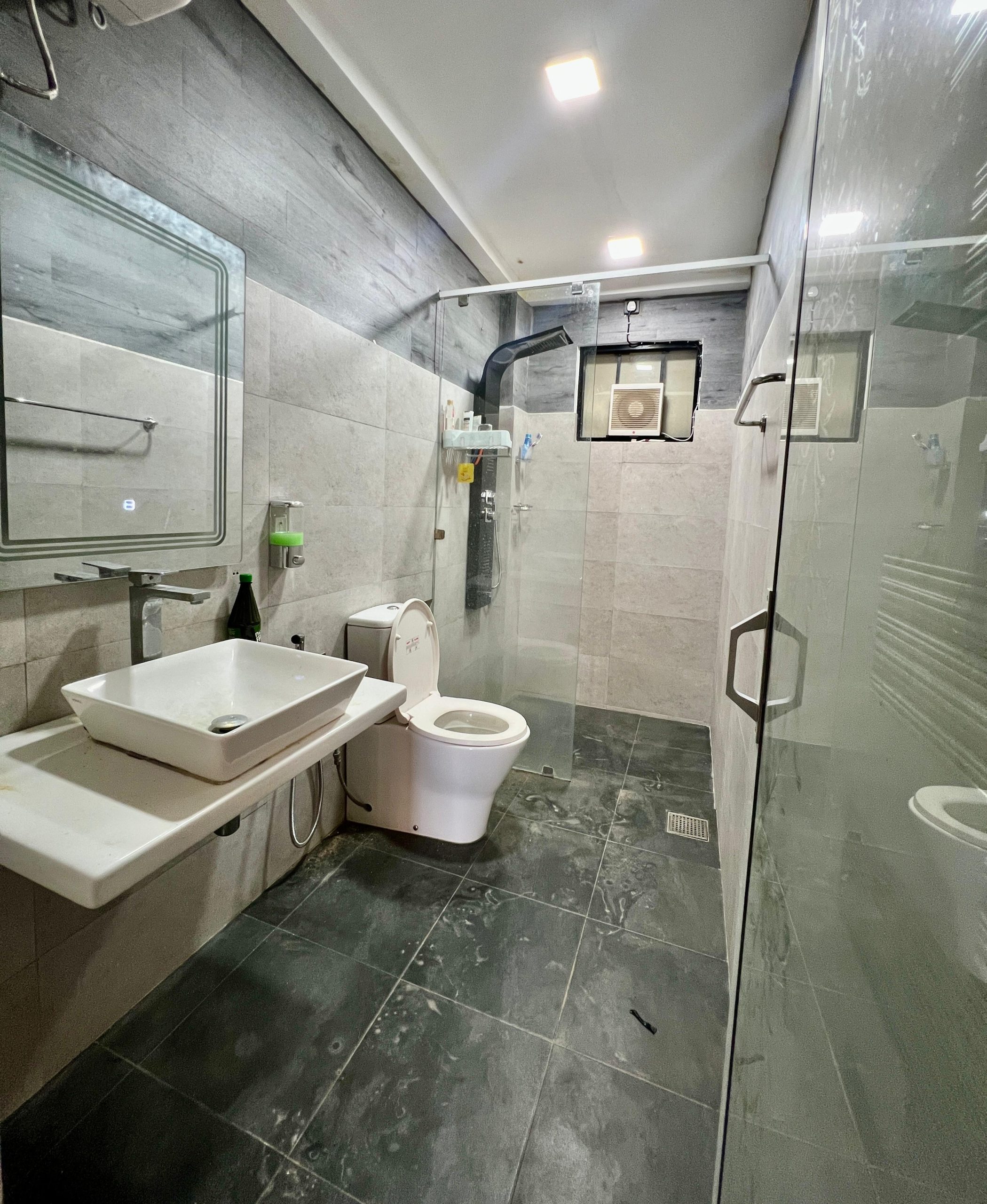 Furnished 3 BR apartment in Colombo 03 - Image 2